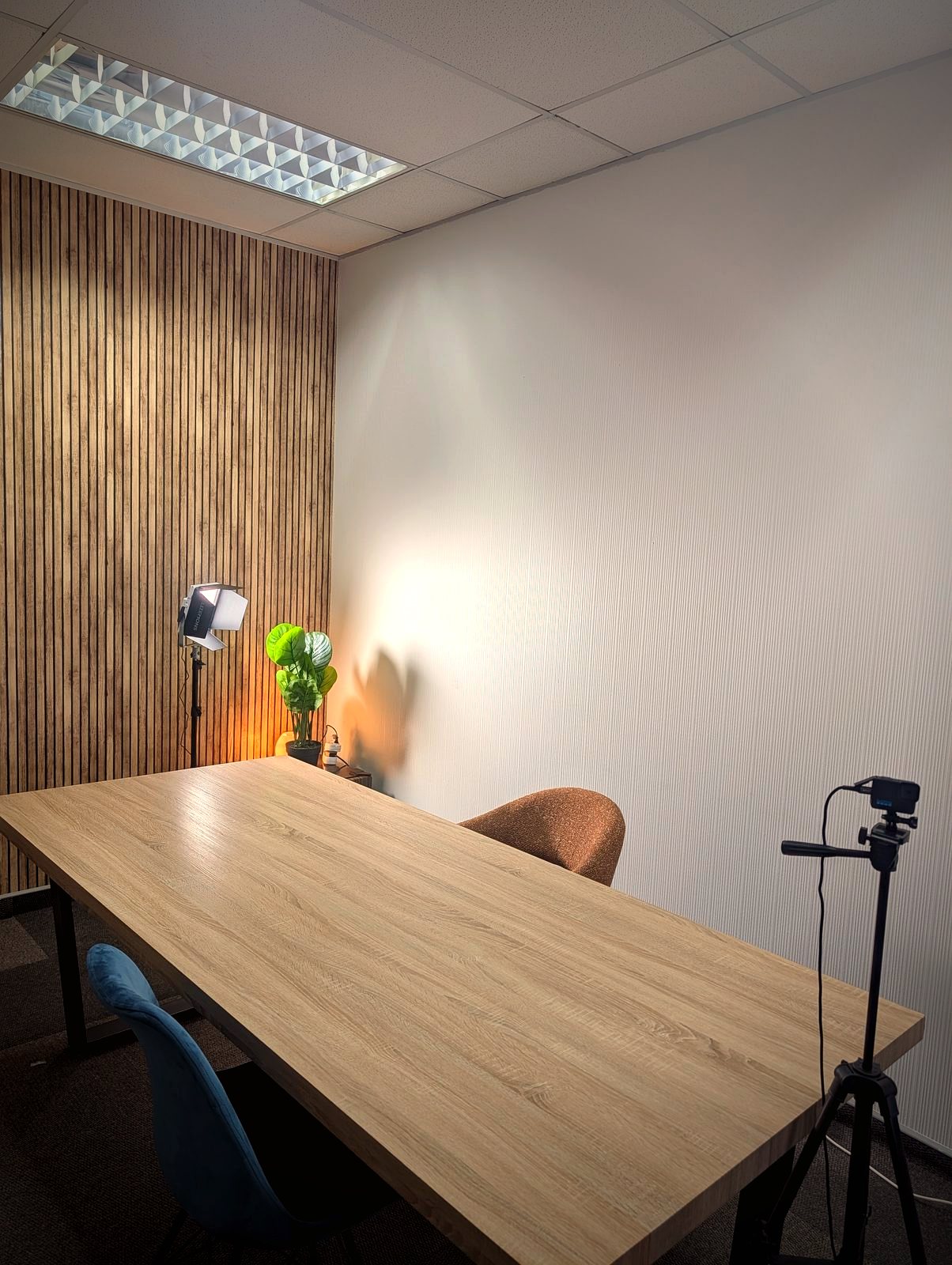 The Broadlight interview set at 22 on Sloane